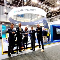 blog-established-blaupunkt-booth-people-behind